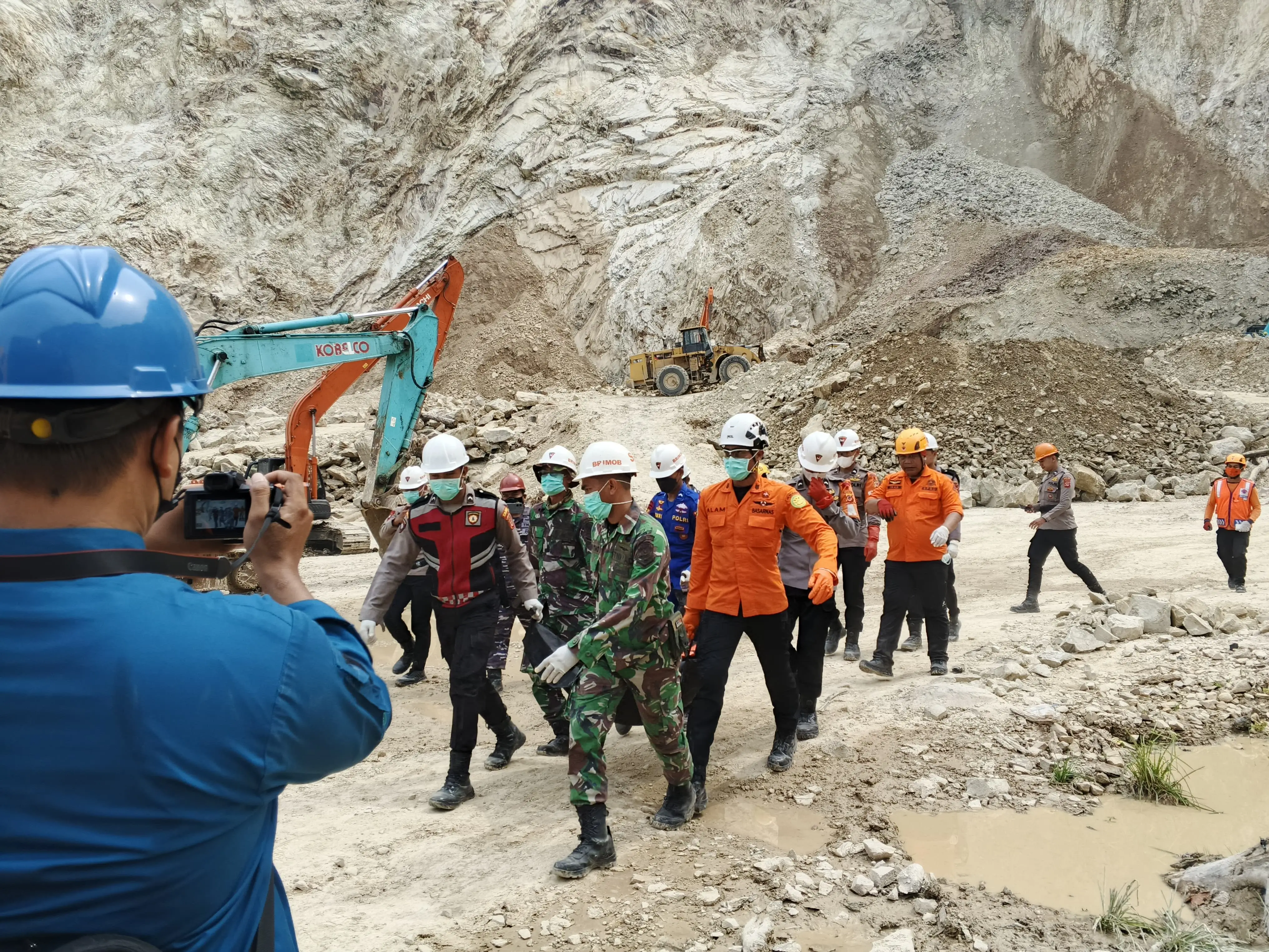 [UPDATE] - Tambang Galian C Gunung Kuda Cirebon Longsor: Siang Ini Satu Jenazah Kembali Ditemukan